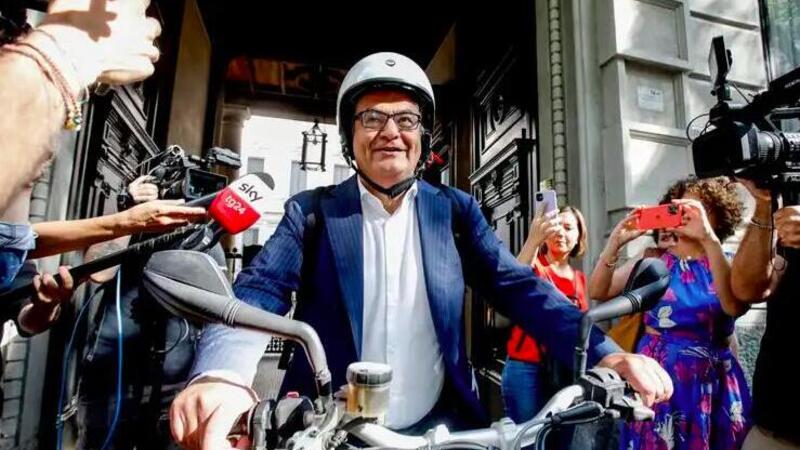 [VIDEO] Il notaio del testamento di Silvio Berlusconi &quot;scappa&quot; dai giornalisti con la moto: ecco cosa guida