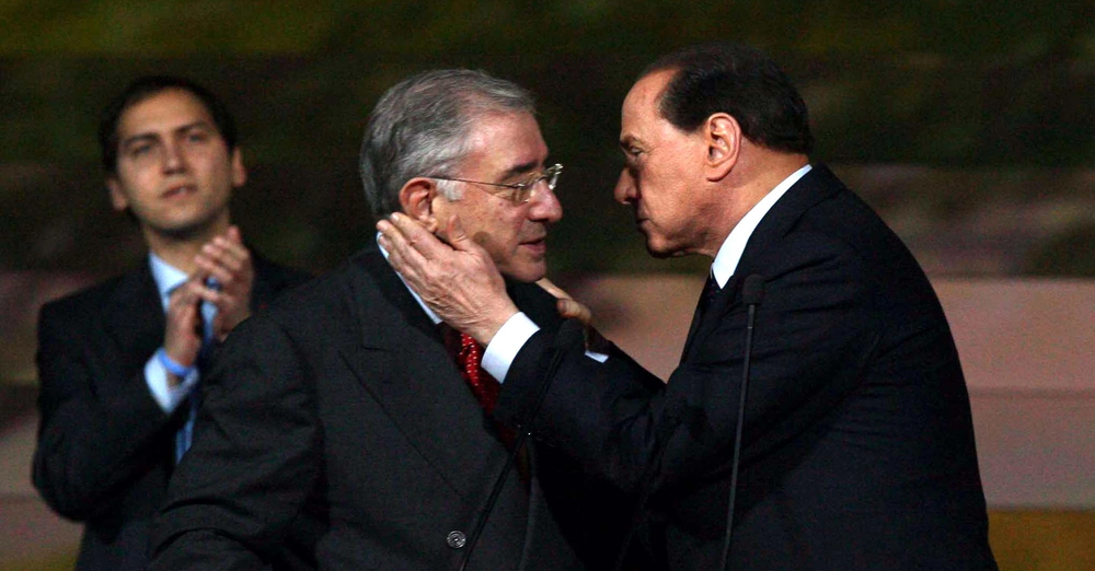 Testamento Berlusconi: 30 milioni (di gratitudine) a Dell&rsquo;Utri e 100 alla &ldquo;moglie&rdquo; e il figlio dimenticato 