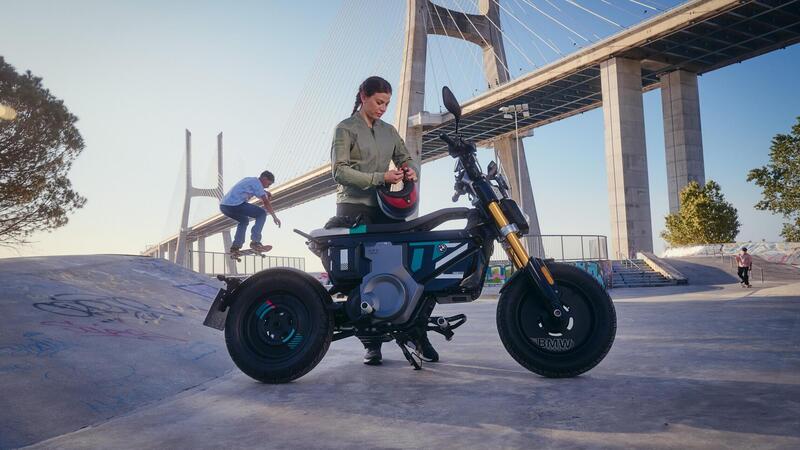 BMW presenta l&#039;eParkourer CE 02: non &egrave; una moto, non &egrave; uno scooter, guardate che cos&#039;&egrave; [VIDEO]