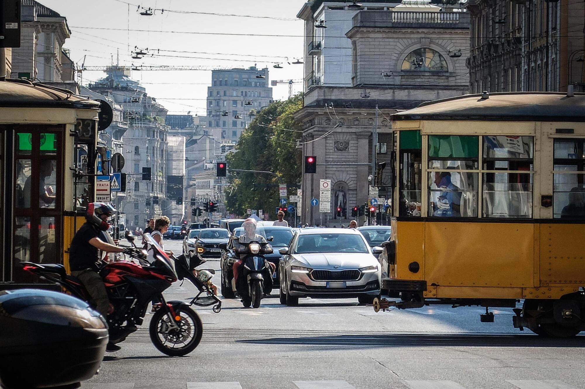 Il traffico di Milano fra auto, moto e mezzi pubblici