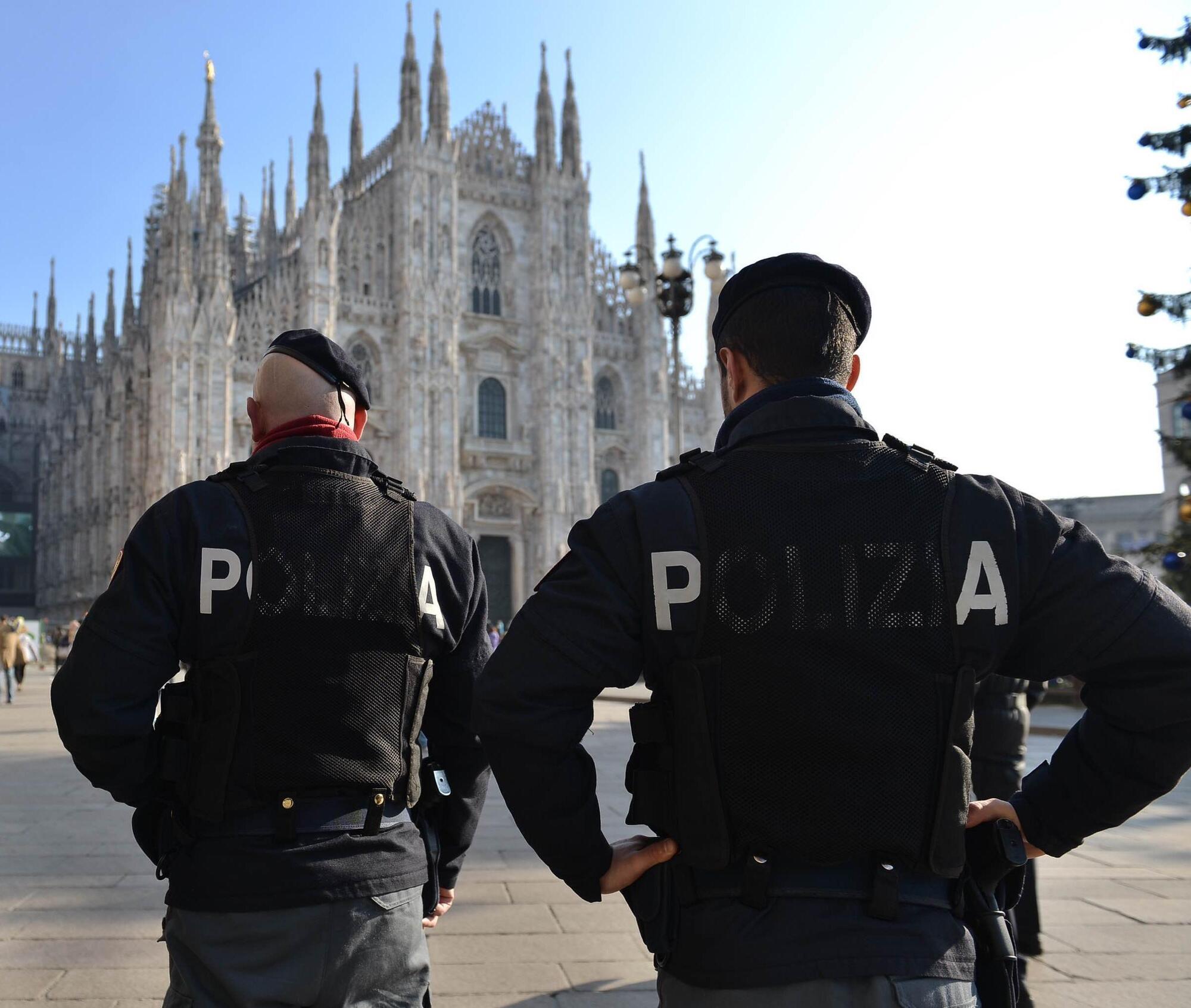 Forze dell&#039;ordine presidiano piazza Duomo a Milano