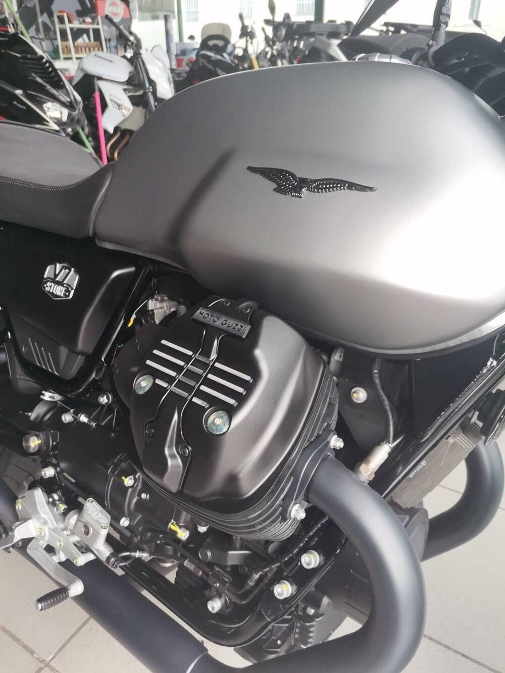 Moto Guzzi V7 Stone (2021 - 24) (4)