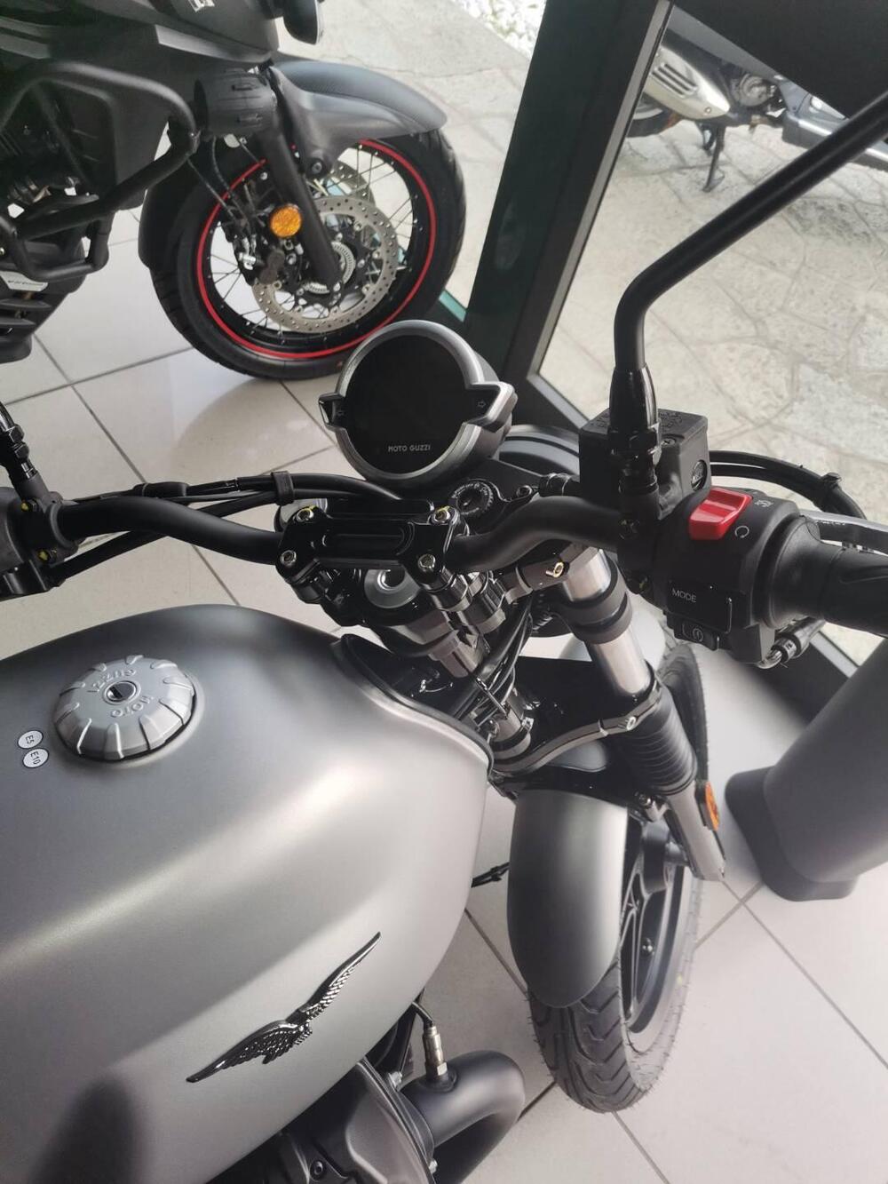 Moto Guzzi V7 Stone (2021 - 24) (5)