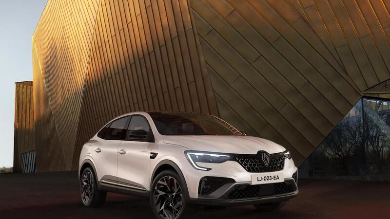 Renault Arkana si aggiorna nel look e nei motori