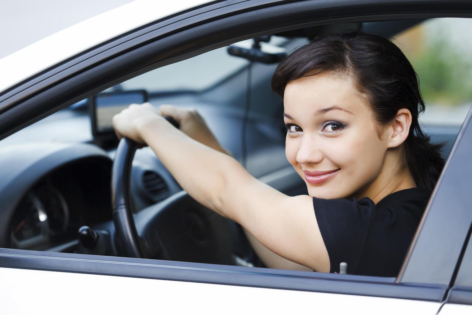Le donne al volante commettono meno infrazioni