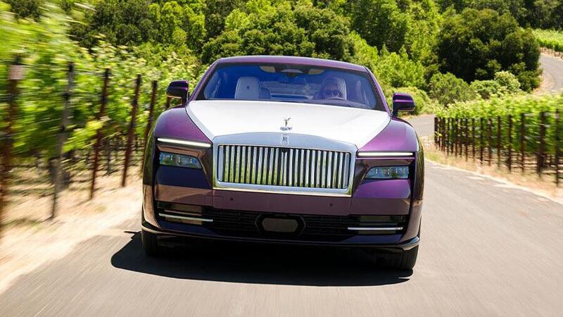 Rolls Royce Spectre elettrica: a 23 anni se ne compra 2 (a Doha) 