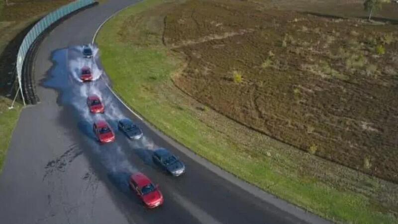 Il testo di aquaplaning sul bagnato in curva