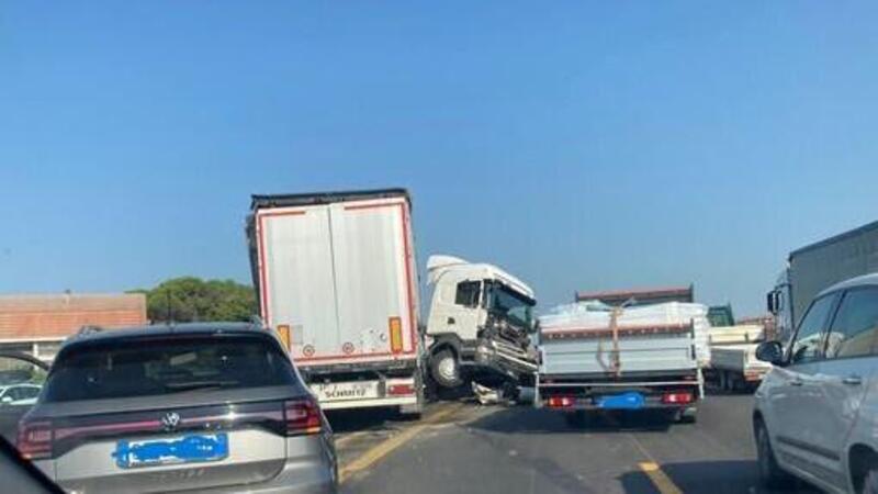 Camion sfonda il guardrail sulla A8 e si scontra con un&#039;auto: 37enne ferito gravemente