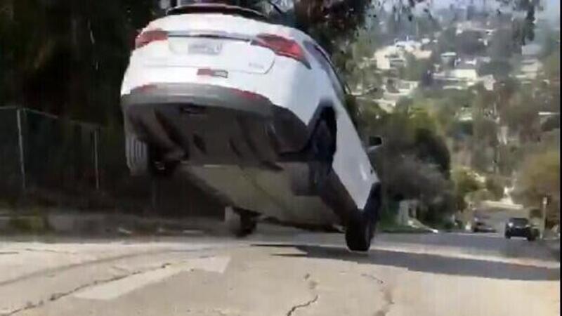 Cose da non fare con una Tesla: 2020, i salti per strada [VIDEO]
