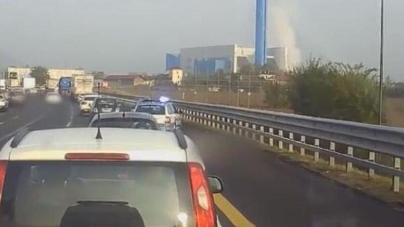 92 minuti di applausi alla Polizia che ferma il &quot;furbetto della corsia d&#039;emergenza&quot; [VIDEO]