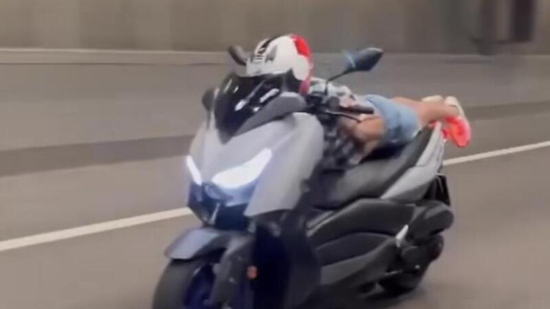 [VIDEO] Trentino. Si sdraia sullo scooter e va a tutta velocit&agrave; in galleria