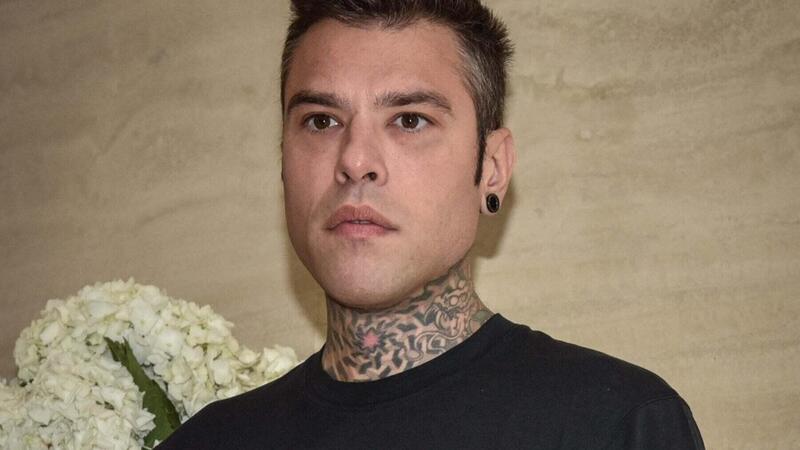 Fedez chiama la Polizia: il parcheggiatore abusivo denunciato 