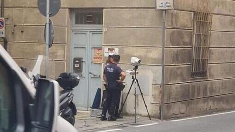 Vigili a scuola di Autovelox su una strada trafficatissima, panico