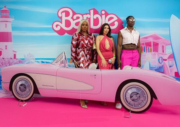 La lezione di Barbie a vip e influencer: la bellezza senza farsi domande &egrave; solo packaging vuoto. Reportage dalla prima di Milano