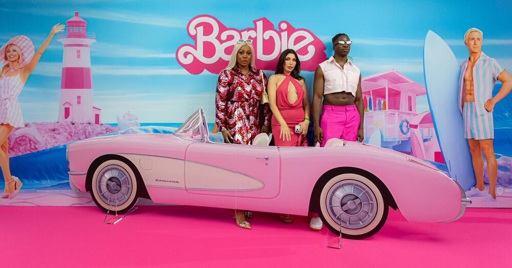 La lezione di Barbie a vip e influencer: la bellezza senza farsi domande &egrave; solo packaging vuoto. Reportage dalla prima di Milano
