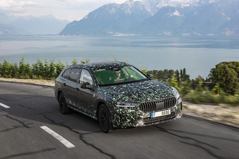 Il frontale e le luci della nuova Skoda Superb 2024