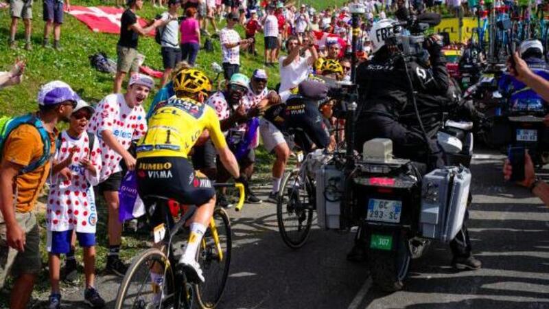 [VIDEO] Tour de France. Moto cade e blocca la strada ai corridori: scoppia la polemica