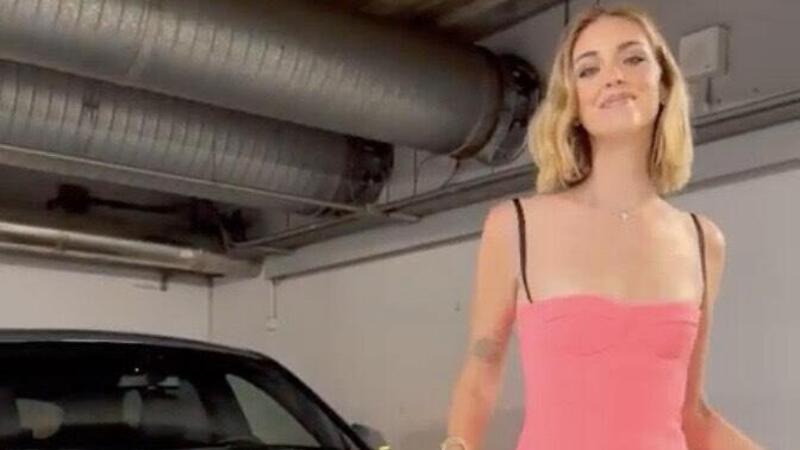 Chiara Ferragni: guida una elettrica e si d&agrave; da fare con cavi e tessere