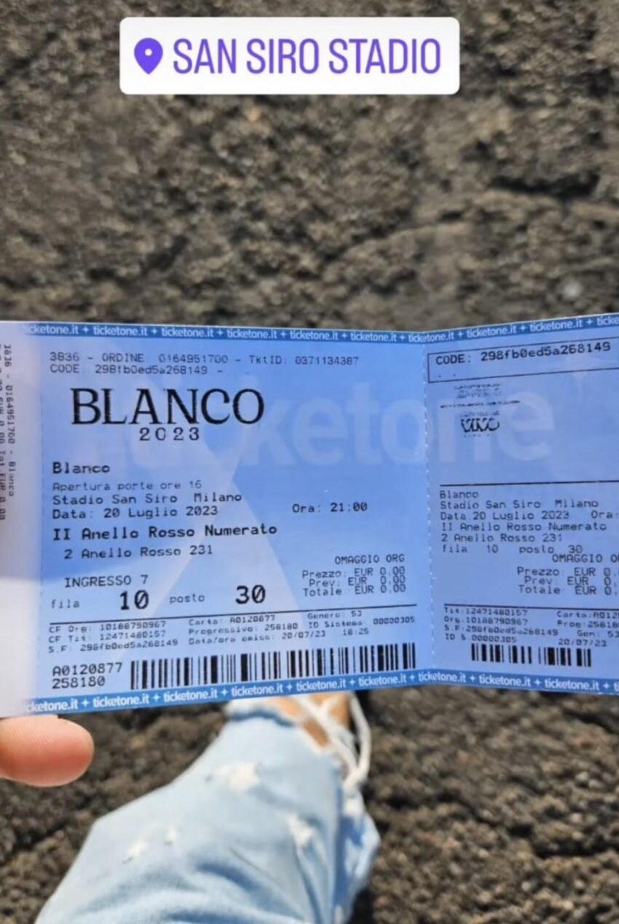 Sui social sono comparse foto di biglietti omaggio per il concerto di Blanco a San Siro