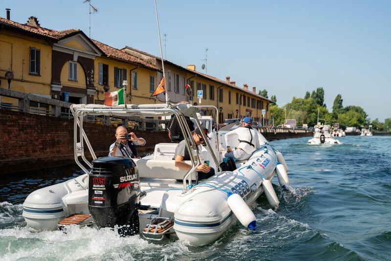 In navigazione sul Naviglio grande a Milano