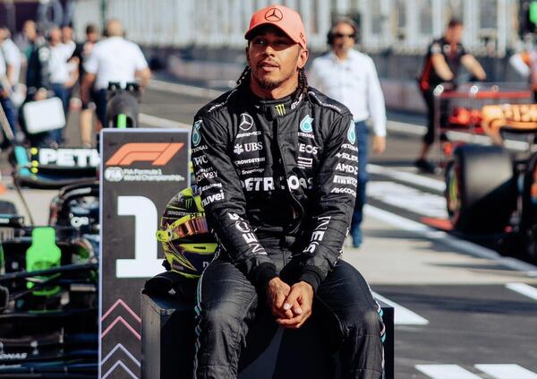 Se questo sport ancora ti fa emozionare: la gioia della 104esima pole di Lewis Hamilton ci sveglia dal torpore di questa Formula 1