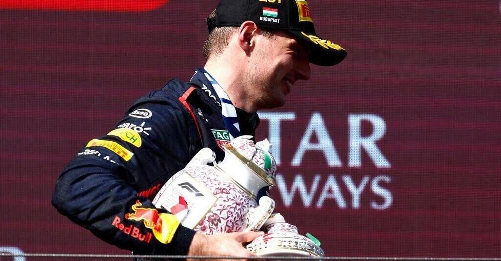 Lando Norris festeggia sul podio e rompe il trofeo di Max Verstappen all&#039;Hungaroring 
