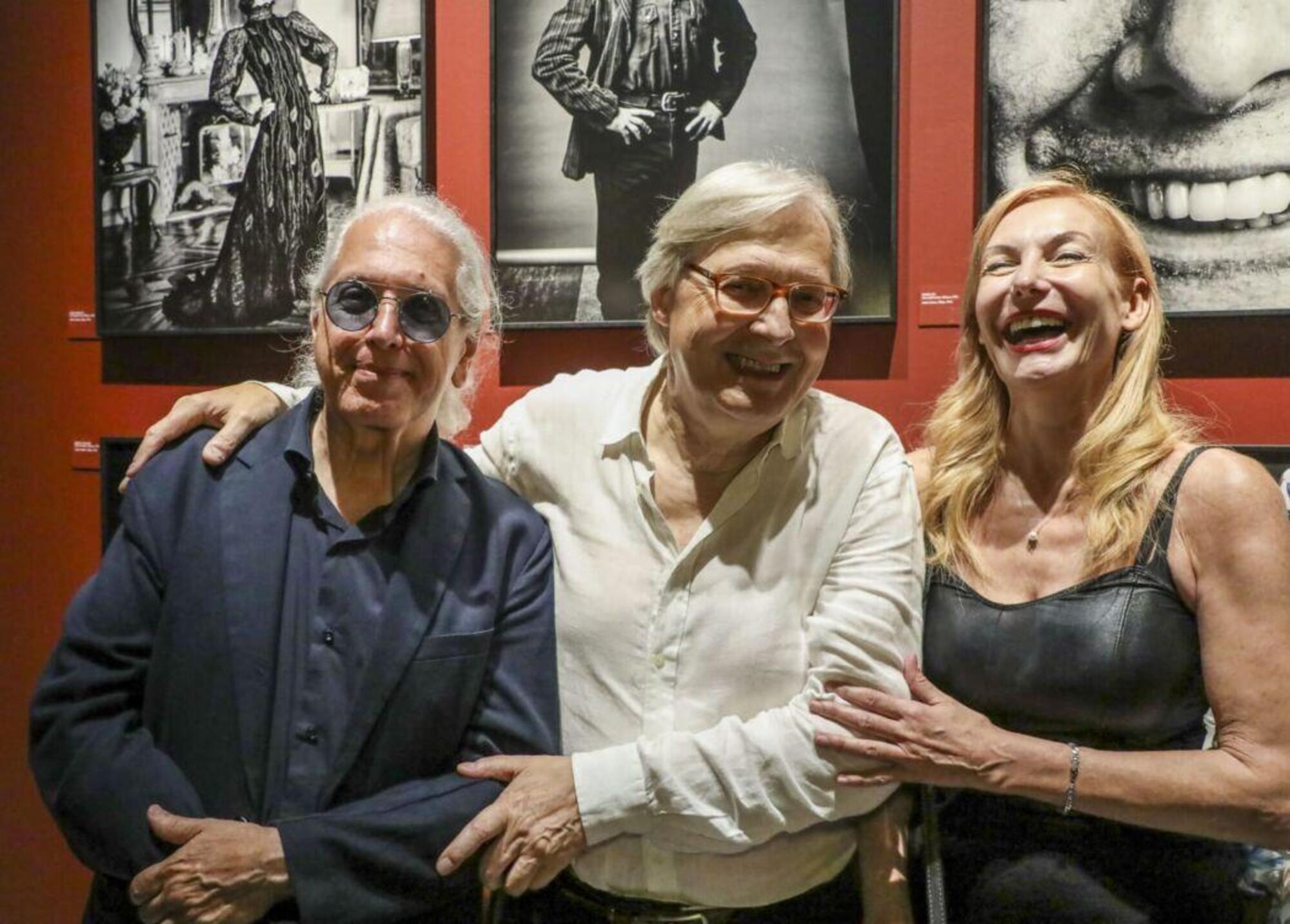 Guido Harari con il critico Vittorio Sgarbi e l&#039;attrice e cantante Ute Lemper