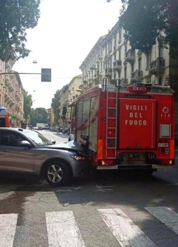 L&rsquo;Alfa Romeo della scorta di La Russa si schianta contro un camion dei pompieri: ecco cos&rsquo;&egrave; successo