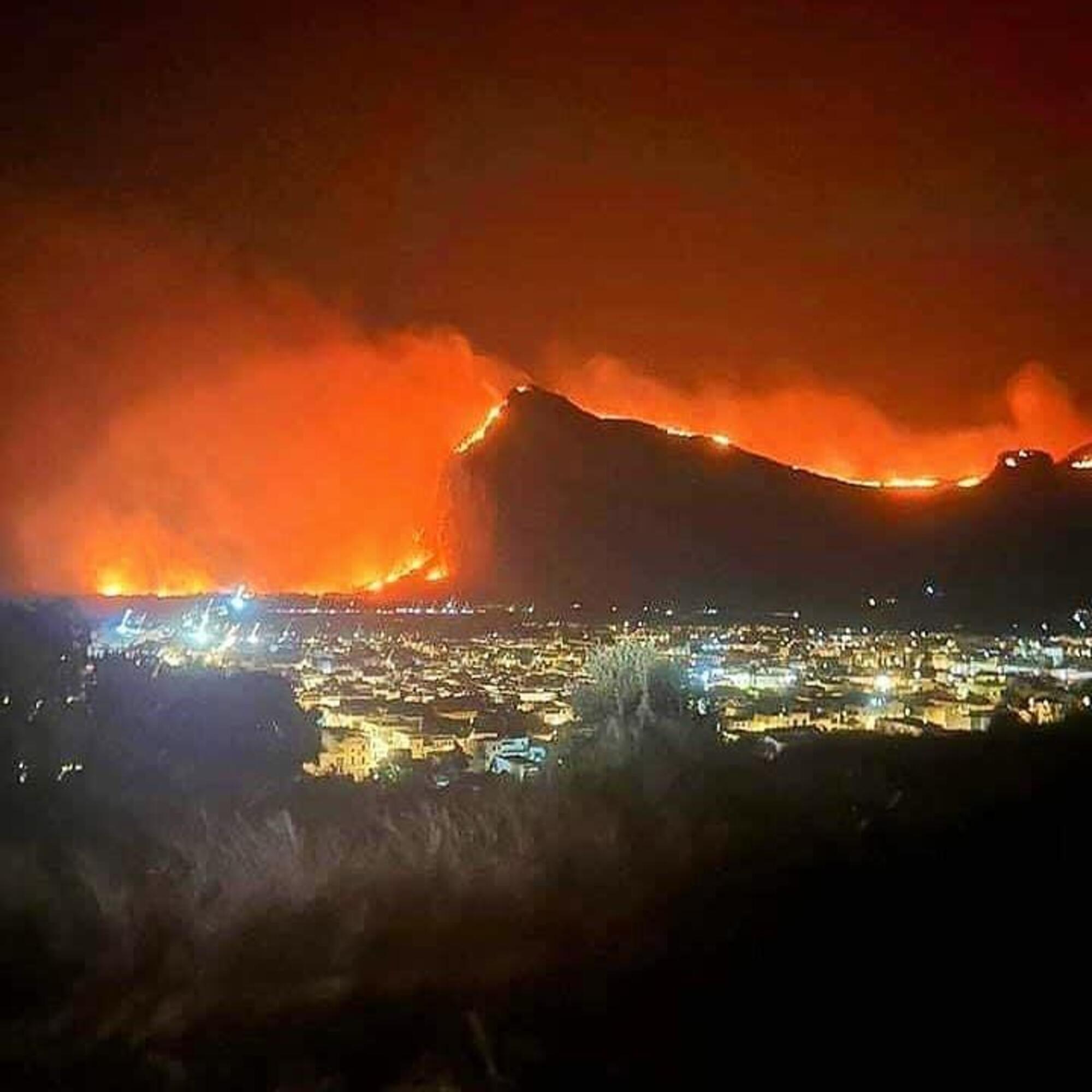 Le immagini di un incendio a Pantelleria