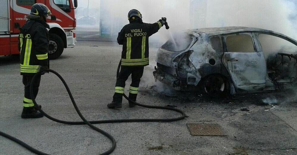 Un&#039;auto elettrica prende fuoco: trovato carbonizzato il corpo di un disabile
