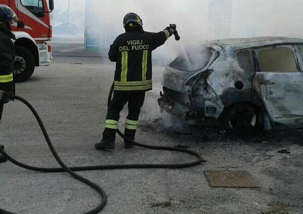 Un&#039;auto elettrica prende fuoco: trovato carbonizzato il corpo di un disabile
