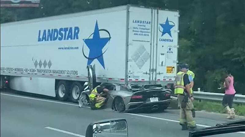 Lamborghini Aventador si schianta sotto un Tir, conducente salvo