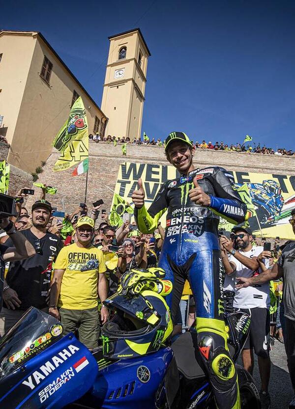 Valentino Rossi cala il tris: chiavi di Tavullia, gigantografia e n(u)ove t-shirt celebrative