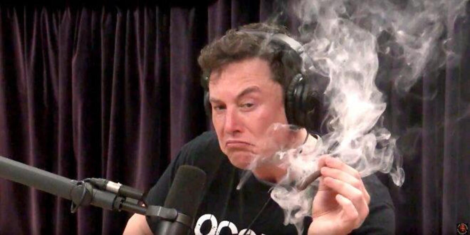 Elon Musk fuma marijuana durante una intervista radiofonica