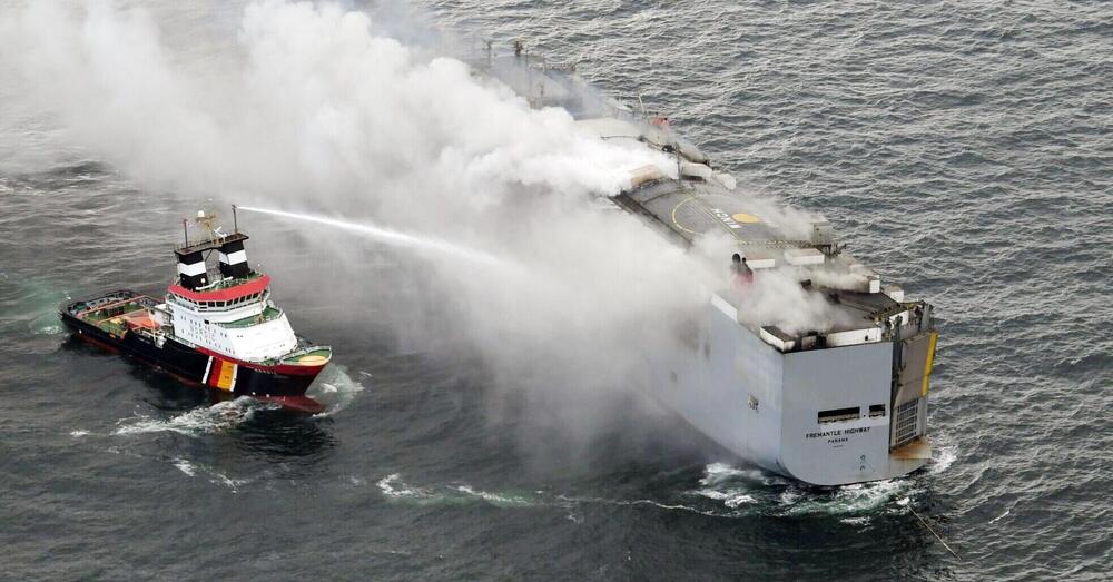 Per colpa di un&rsquo;auto elettrica brucia una nave con tremila veicoli e muore un membro dell&rsquo;equipaggio