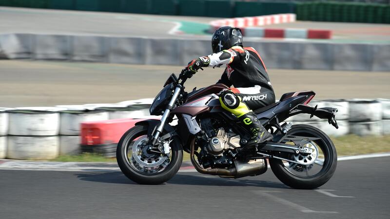 QJ Motor SRK 700 TEST: le prime impressioni in pista [VIDEO]