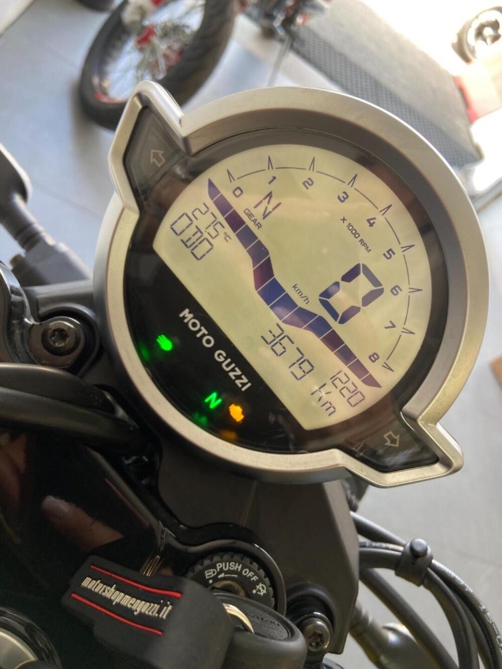 Moto Guzzi V7 Stone (2021 - 24) (7)