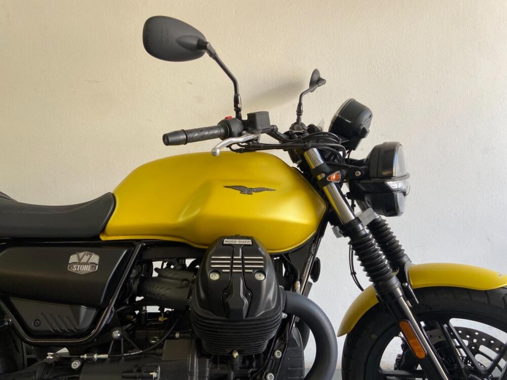 Moto Guzzi V7 Stone (2021 - 24) (9)