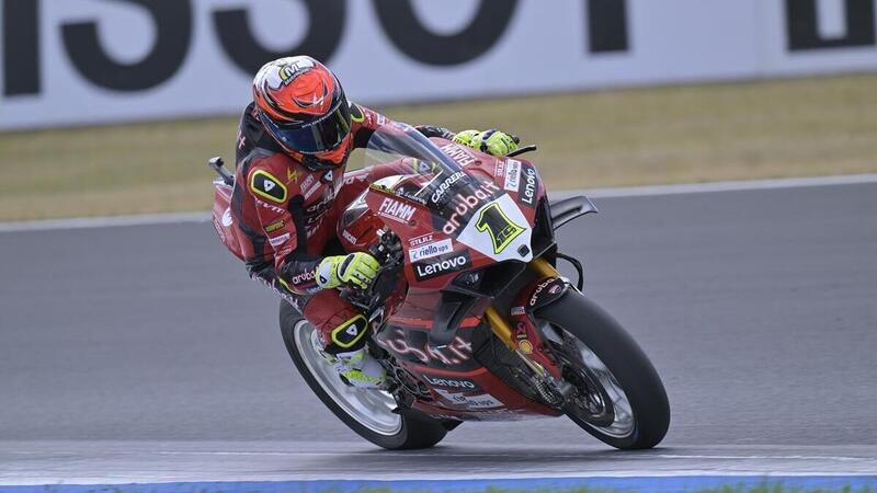 SBK 2023. GP della Repubblica Ceca. Toprak Razgatlioglu cade, Alvaro Bautista ne approfitta e vince Gara 2