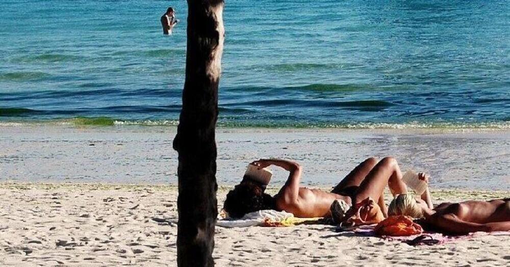 Siamo stati nella spiaggia nudista siciliana: reportage tra scambisti, arrapati, esibizionisti e... semplici famiglie 