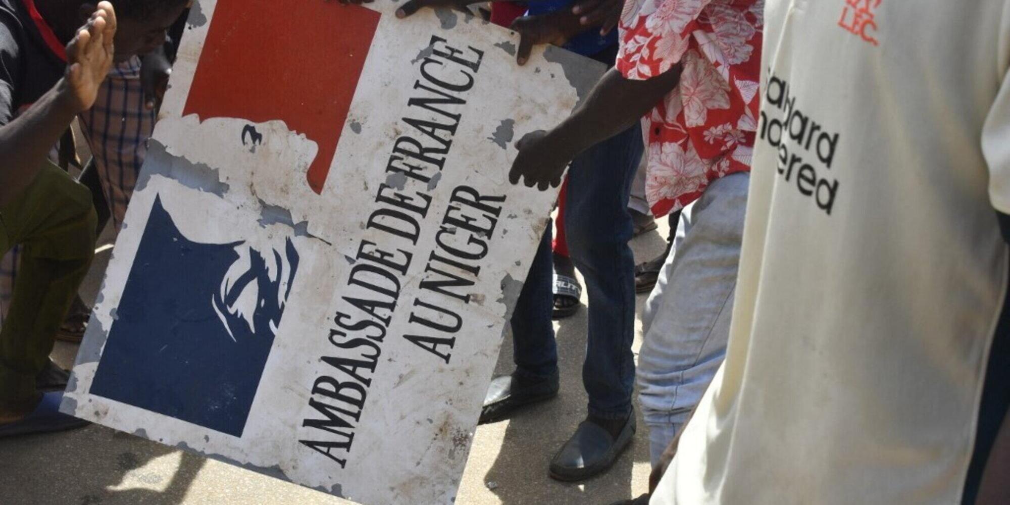 La targa dell&#039;ambasciata francese in Niger staccato dai manifestanti