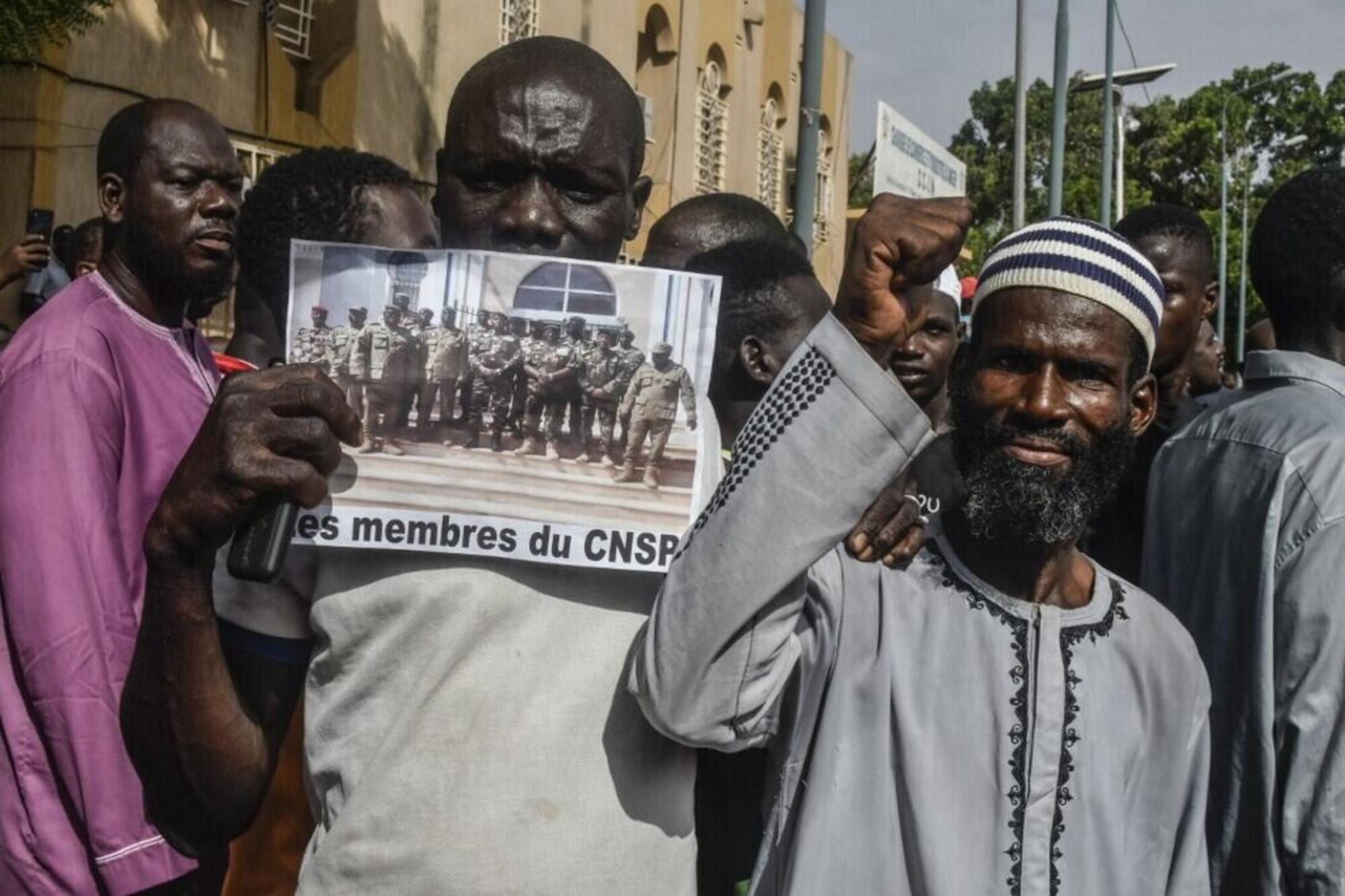 I cartelli dei manifestanti in Niger