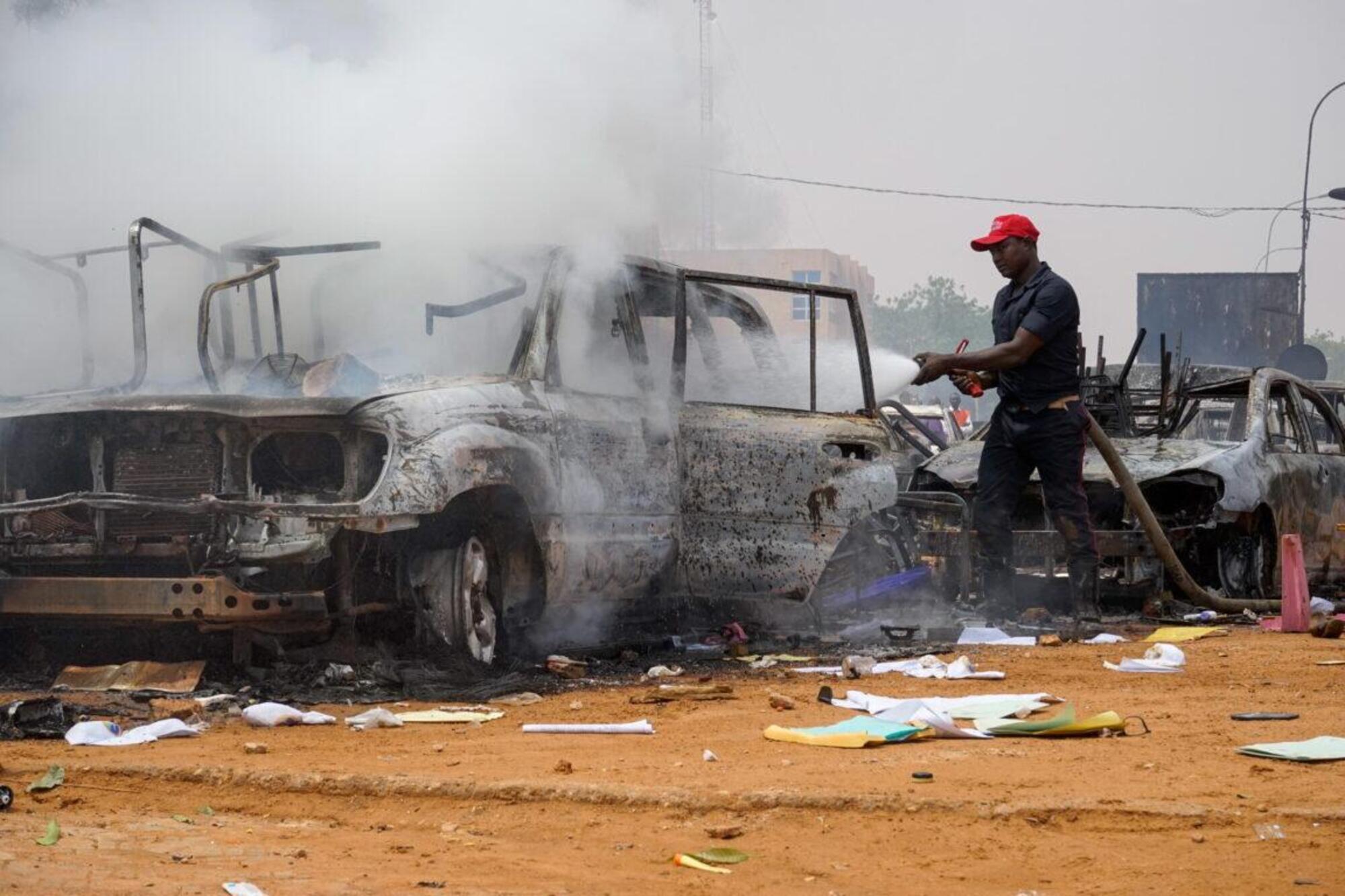 Le auto bruciate dai manifestanti in Niger