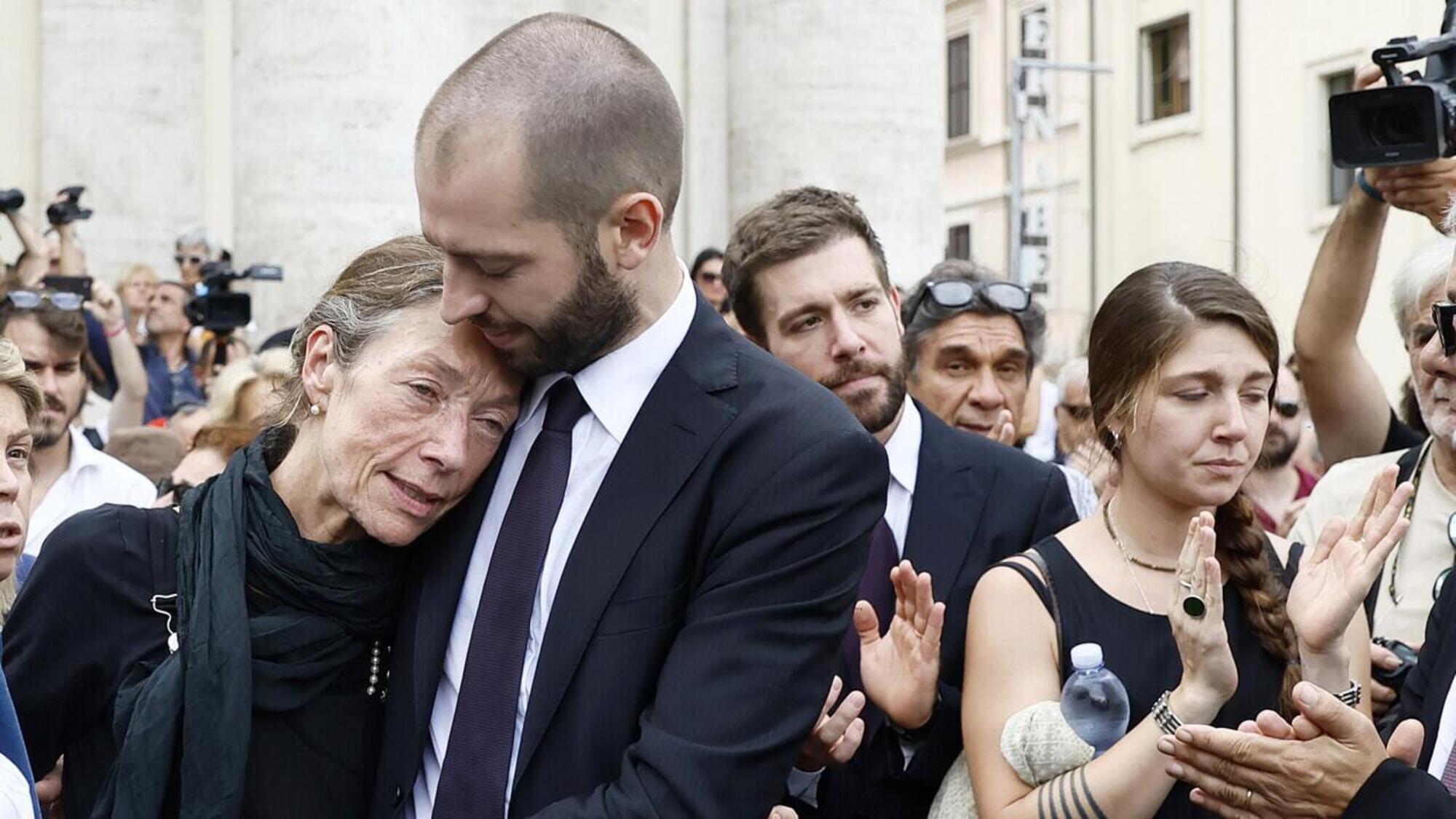 La famiglia di Andrea Purgatori al funerale del giornalista 
