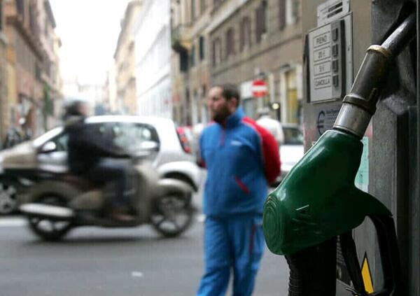 I prezzi della benzina continuano a salire ma il governo non taglier&agrave; le accise. Ecco dove si paga di pi&ugrave;