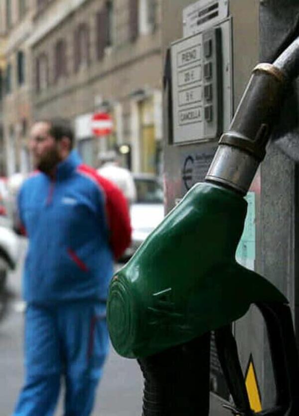 I prezzi della benzina continuano a salire ma il governo non taglier&agrave; le accise. Ecco dove si paga di pi&ugrave;