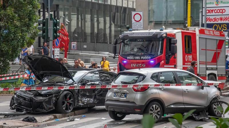 Morto il ragazzo investito a Milano sul marciapiede: inversione di marcia causa l&#039;incidente