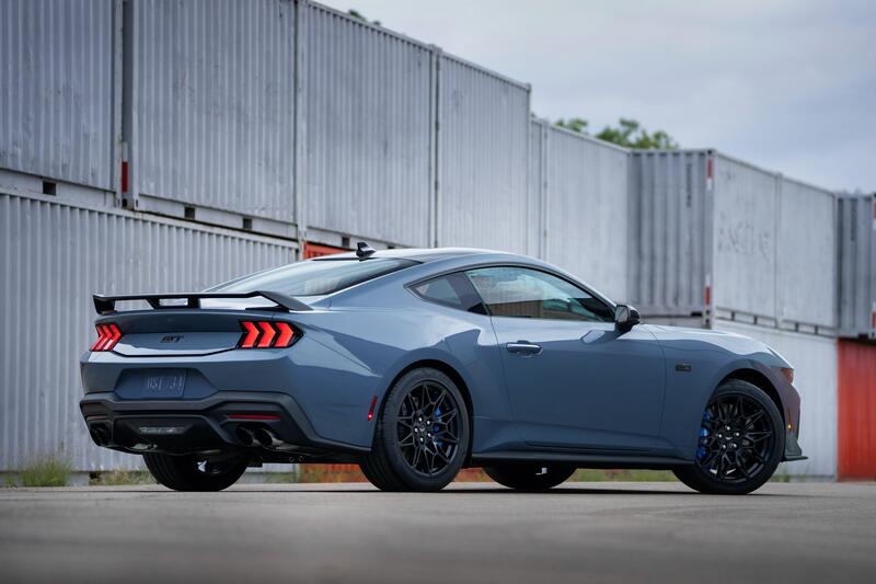 La vista del retro della nuova Ford Mustang 2024