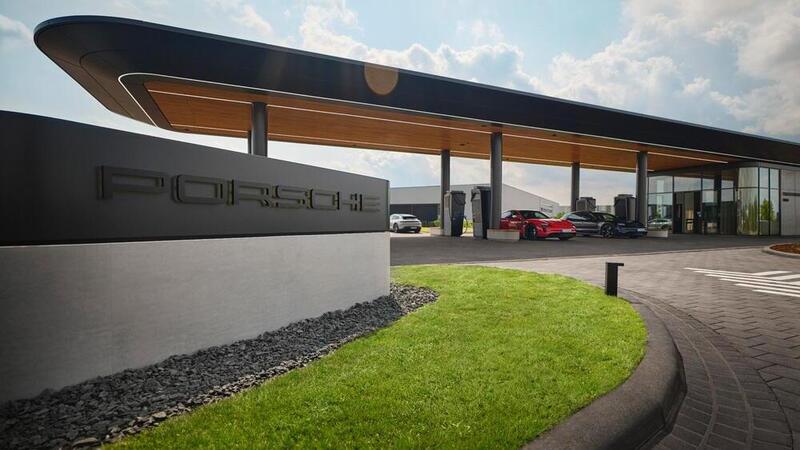 Porsche apre la &quot;super colonnina&quot; lounge fino a 400 kW a Francoforte