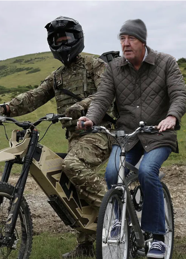 Clarkson sulle bici elettriche  &ldquo;green&rdquo; al posto dei carri armati: &ldquo;Perch&eacute; non i cavalli? E invece dei fucili magari le spade&rdquo;